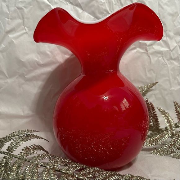 VIETRI Hibiscus Fluted Ruffled Italian Glass Bud Vase in Red Medium Size - Picture 6 of 14